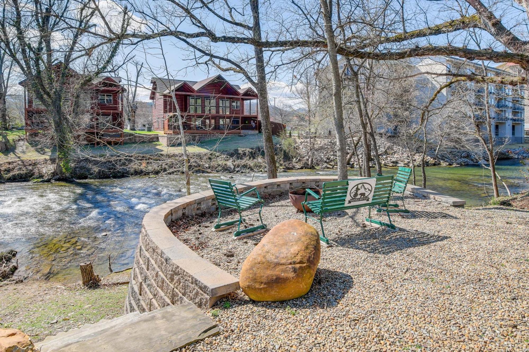Riverfront Cabin With Hot Tub - 3 Miles To Dollywood Пиджен-Фордж Экстерьер фото